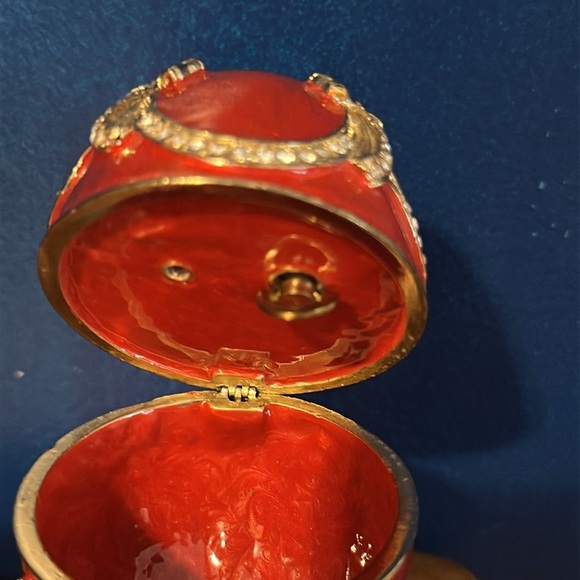 Sorelle Red Decorative Hand Painted Enameled with Gold Accents Trinket Music Box - Picture 3 of 8